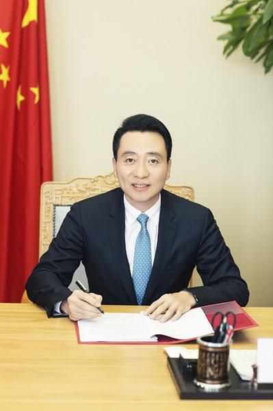 农业银行行长李伟东探秘:从乡村到领跑金融的“超人”